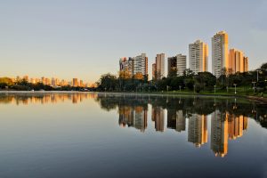 VIEW OF THE SOUTH ZONE OF THE CITY OF LONDRINA WITH THE IGAPÓ LAKE AND GLEBA PALHANO.